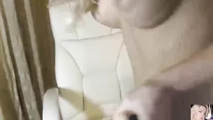 Жаркая малышка Milenaxxl трахает бритые дырки