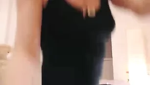 Сексуальная школьница llexll позирует в мини-юбке