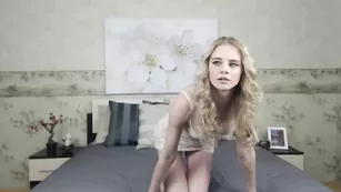 Милая девка Sexycalipsa раздевается и дрочит пизду