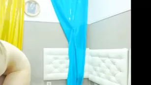 Сочная телочка sabinakiss трахает пальчиками бритые дырочки