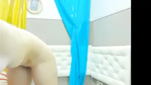 Сочная телочка sabinakiss трахает пальчиками бритые дырочки