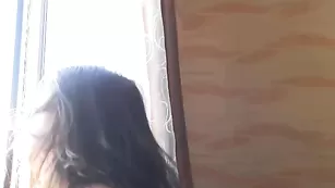 Симпатичная путана julie_cute раздевается и мнет сиськи