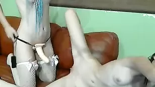 Милые сучки BrookEvrgreen ебутся с секс игрушками