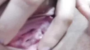 Латинская малая Pinkypie ласкает мокрую пизду