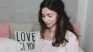 Сексуальная шлендра занимается анальной мастурбацией