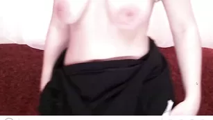 Молодая шалава фрида ласкает большие сиськи