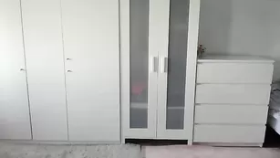 Худая блондинка nickolll массирует сочную киску