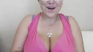 Шальная путана Shenon4you ласкает обвисшие сиськи