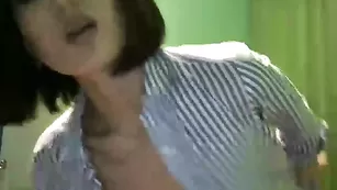 Сексуальная пассия CuteAmelie облизывает страпон