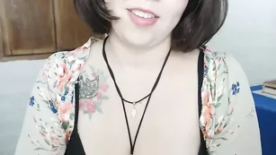 Татуированная стерва sophininja облизывает дилдо