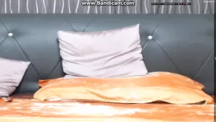 Шикарная брюнетка Mona093 дрочит обе дырочки