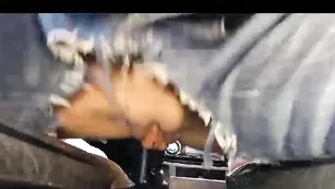 Сексуальная курва Вика трахает пизду ручником в машине