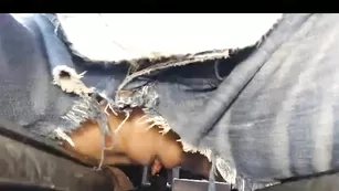 Сексуальная курва Вика трахает пизду ручником в машине