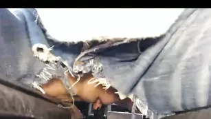 Сексуальная курва Вика трахает пизду ручником в машине