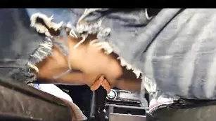 Сексуальная курва Вика трахает пизду ручником в машине