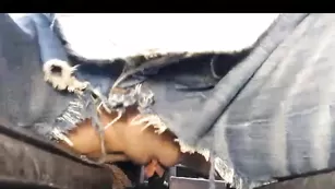 Сексуальная курва Вика трахает пизду ручником в машине