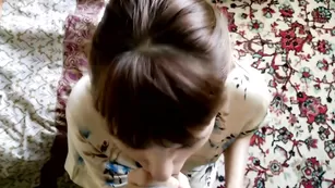 Молоденькая стерва отсасывает хуй стоя на коленках