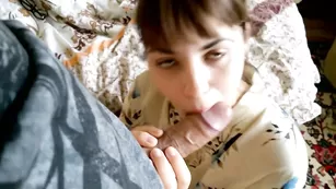 Молоденькая стерва отсасывает хуй стоя на коленках