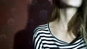 Молоденькая ShelbyGT24 показывает грудь и гладит кису