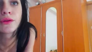 Замечательная шлюшка Roselynax эротично двигается во фри