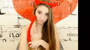Прелестная шмара anabel_carter ласкает бритую киску