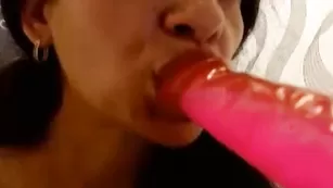 Пылкая телка Cythereagold трахает себя страпоном