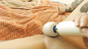 Татуированная шваль anamercury мастурбирует пизду вибратором