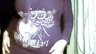 Пышногрудая куртизанка ласкает обвисшие прелести