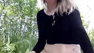 Смазливая куколка Ladi1 дрочит пизду на природе
