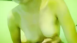 Пикантная стерва LaniL смачно мастурбирует пизду