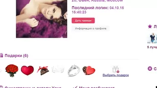 Грудастая брюнеточка раздевается и страстно дрочит киску