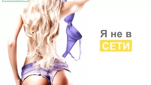 Грудастая брюнеточка раздевается и страстно дрочит киску