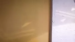 Знойная брюнеточка с большими сиськами теребит пизду