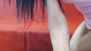 Худенькая брюнетка Ariana_xo_xo яро дрочит обе дырки