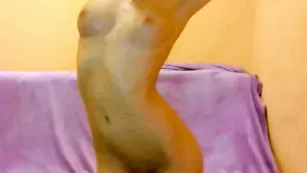 Блаженная сучка Niiiice танцует голенькая