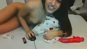 Озорная стерва Bubblekush7 раздевается и сосет хер