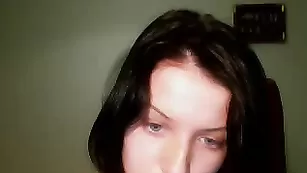 Знатная курва blondbeauty обнажает сексуальное тело