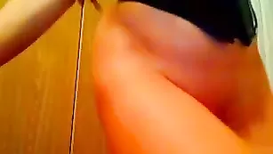 Сексуальная бикса lili_88 ласкает бритую пизду