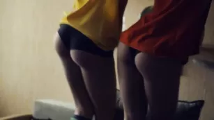 Сексуальные подружки светят упругими попками