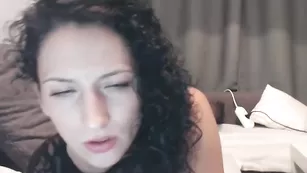 Пылкая сука Jessiehotass нежно трахает киску