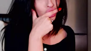 Шикарная леди nessalin ласкает большие сисечки