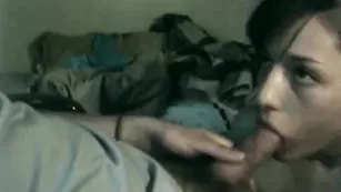 Брюнетка сосет большой член