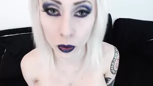 Топ модель Emily Astrom демонстрирует большие сиськи