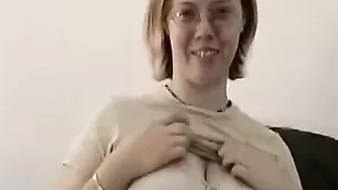 Шальная курва BustySara соблазняет огромной жопой