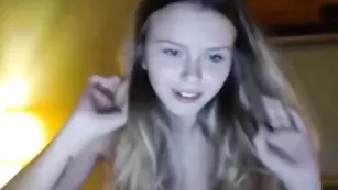 Шальная куколка chaturbate раздевается и теребит пизду