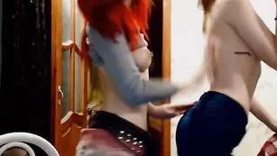 Пара сексуальных развратниц Sasha_Julia показали грудь