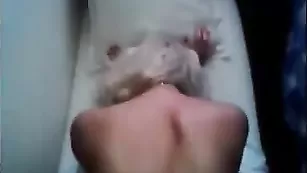 Шальная блонда смачно ебется в очко