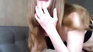 Милая шатенка Brooksy прикрывает киску рукой