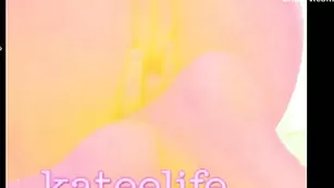 Симпатичная путана Katee показывает бритые дырочки