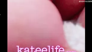 Симпатичная путана Katee показывает бритые дырочки